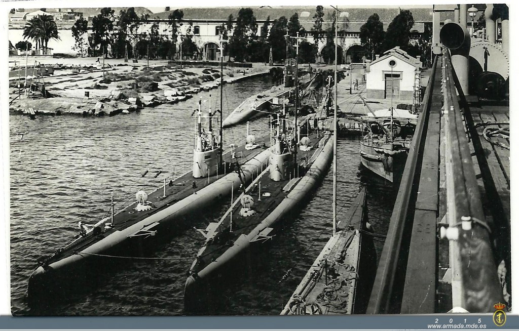 Los submarinos A-1 y A-2 en la Base de Submarinos en sus últimos años de servicio, serían dados de baja en la Armada en diciembre de 1931 el A-2 y en septiembre de 1934 el A-1.